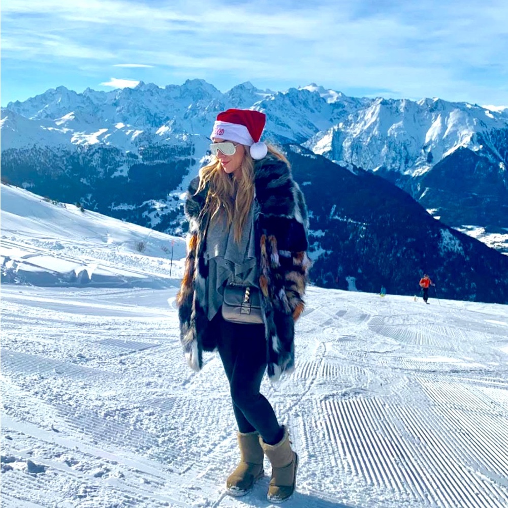 SUPER CHIC!! ALMOST NEW FUX FAIR COAT PERFECT FOR THE ALPS. Extra warm/dressy😍